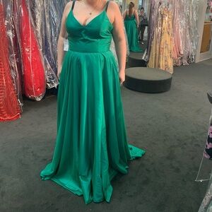 Emerald green dress//SHERRI HILL